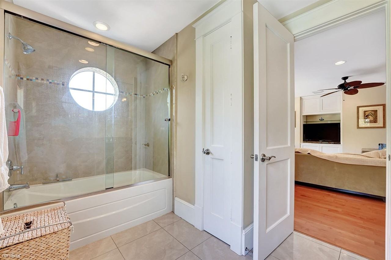 302 Ne 7th Ave - Photo 2 of 18