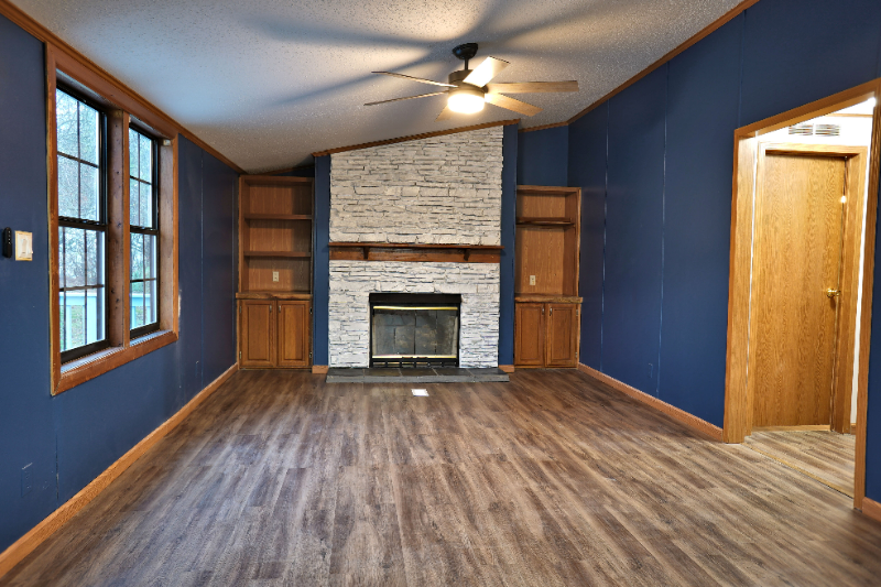 2521 Lakeside Dr - Photo 2 of 3