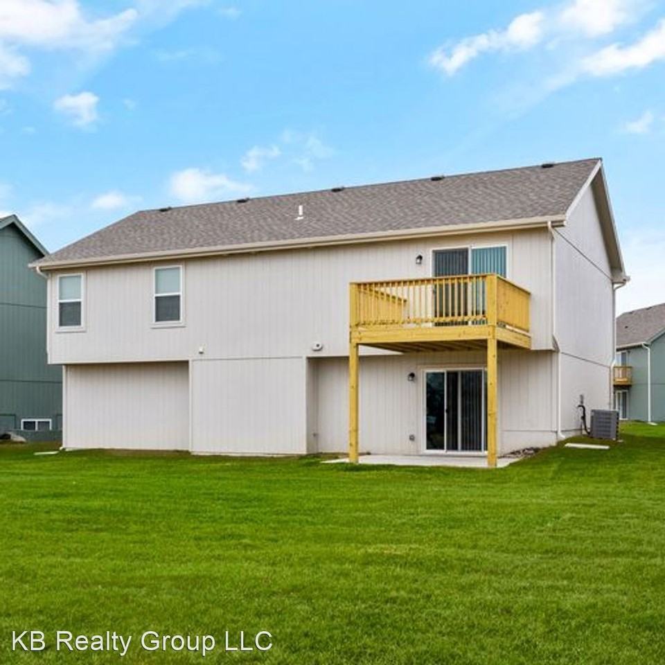 719 Shane Ln - Photo 2 of 18