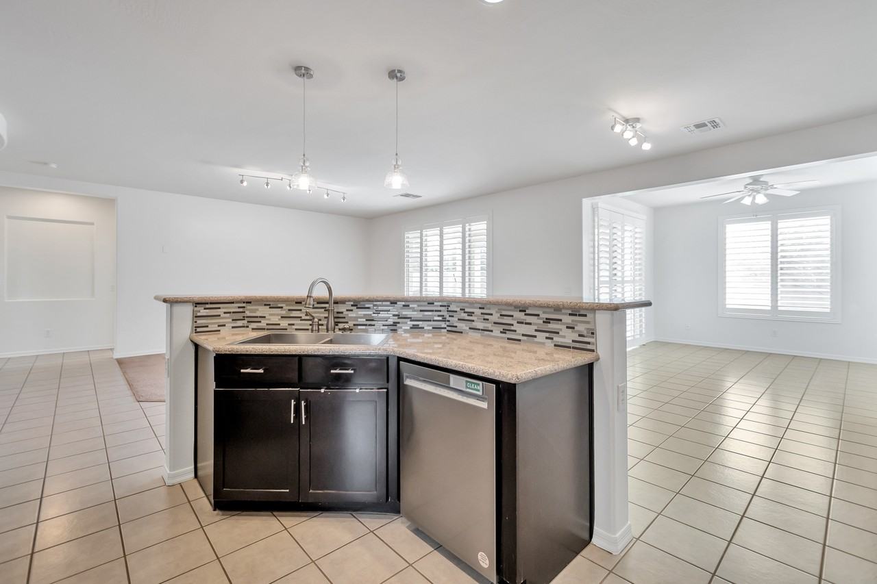 1883 W Homestead Dr - Photo 3 of 15