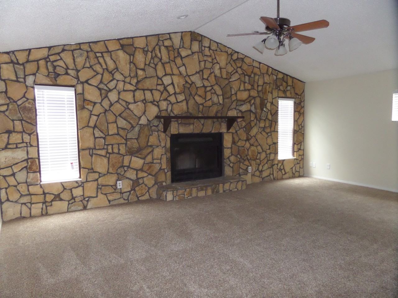 16139 Villa Dr - Photo 2 of 18