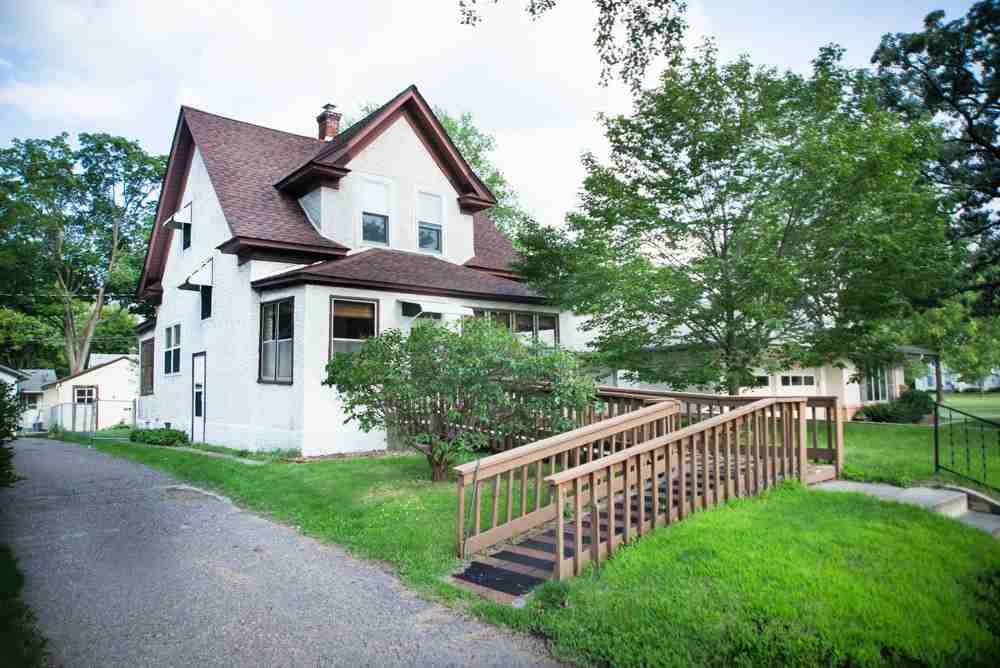 4526 Queen Ave N - Photo 2 of 12