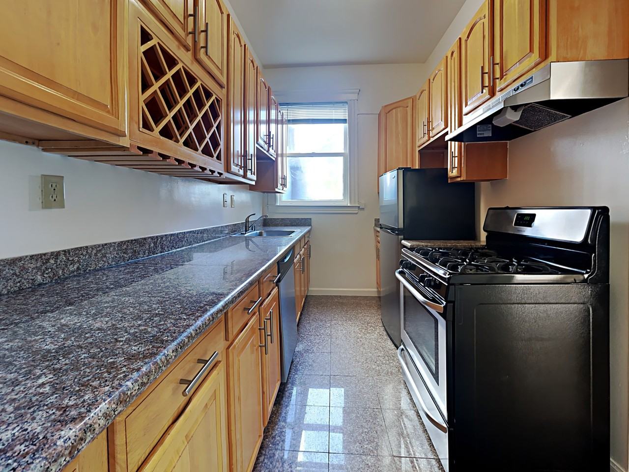 410 Pierce St - Photo 3 of 6