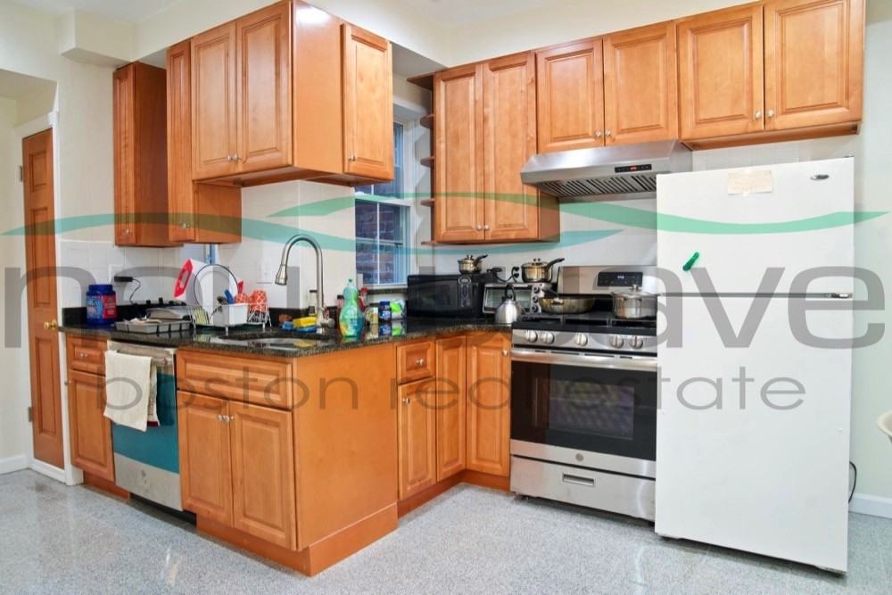 179 Northampton St #4 - Photo 3 of 13