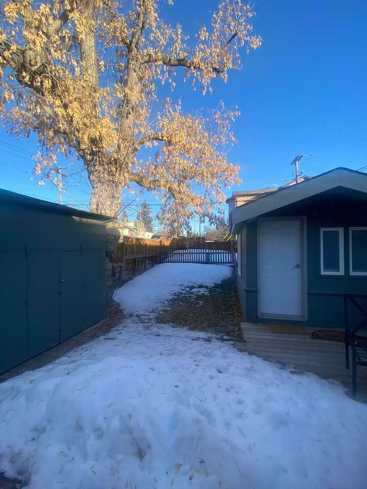 202 31 Ave NE - Photo 3 of 12