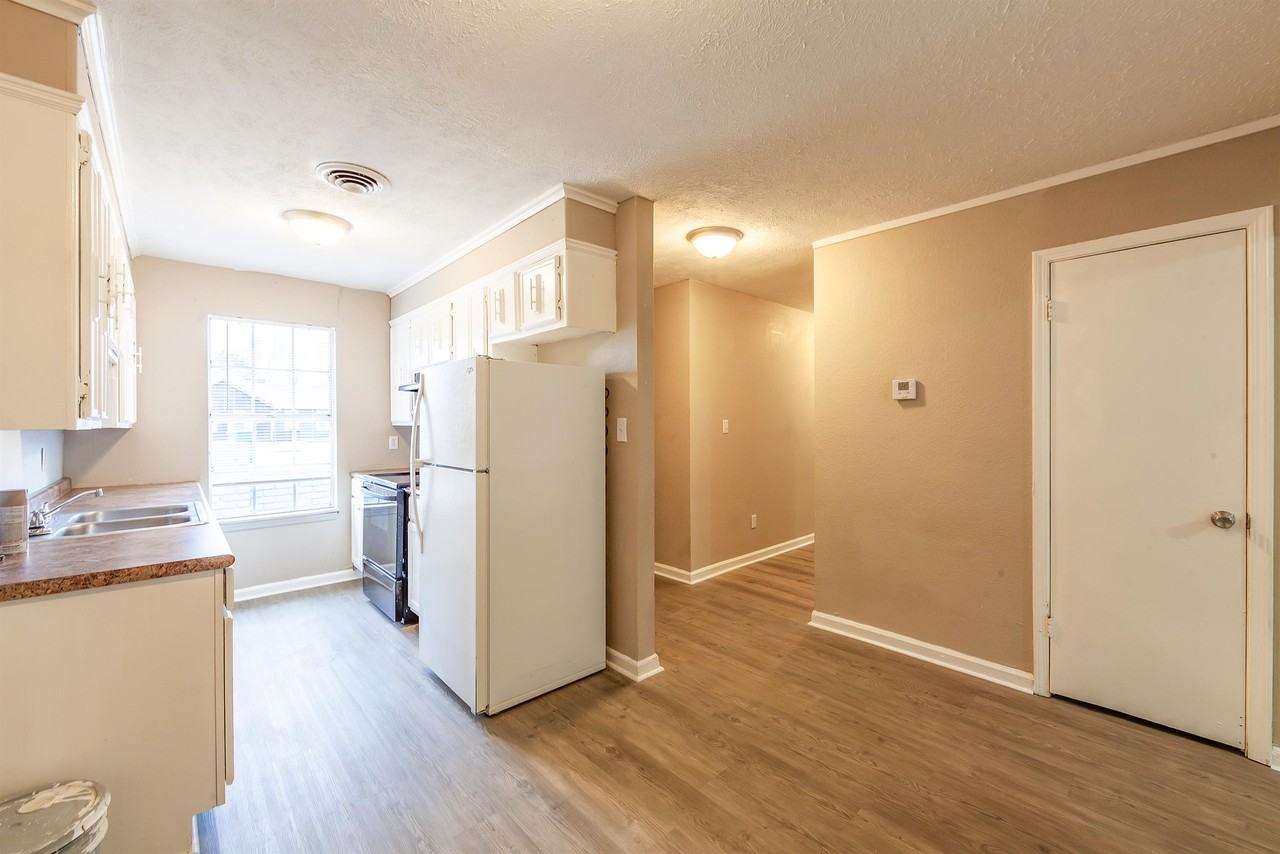 51 Carolane Dr #L - Photo 2 of 12