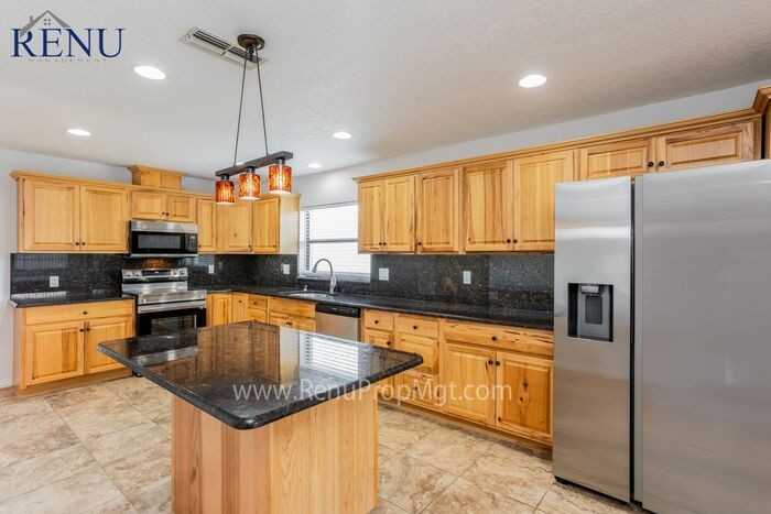 8915 Greenleaf Ct - Photo 2 of 18