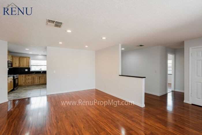 8915 Greenleaf Ct - Photo 3 of 18