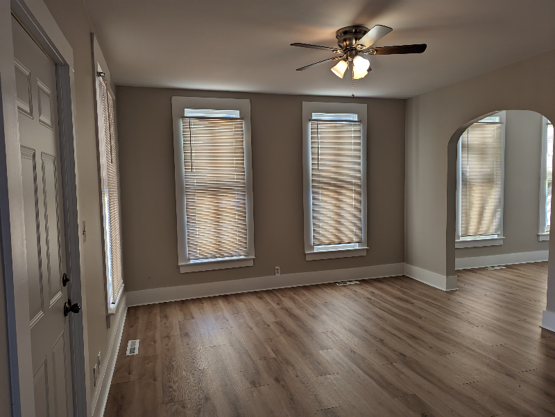 1337 N Saint Francis Ave - Photo 2 of 13