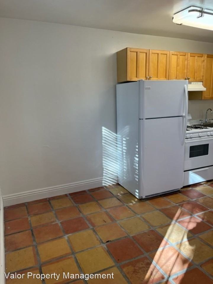 1019 E Avenue - Photo 3 of 7