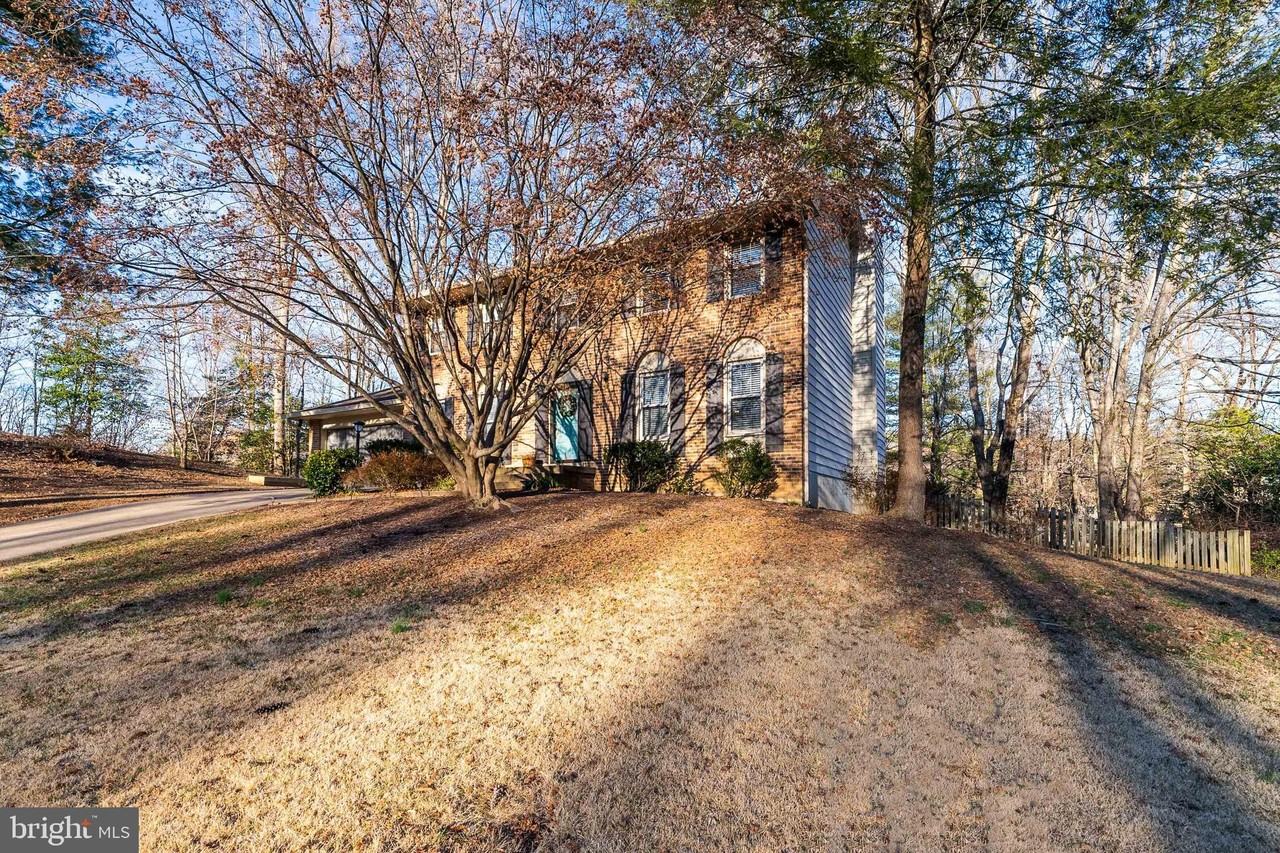 4706 Pinecrest Ct - Photo 2 of 48