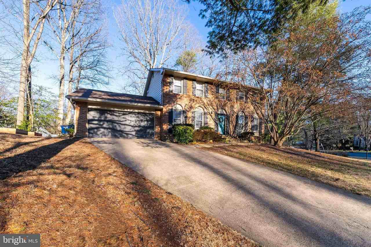 4706 Pinecrest Ct - Photo 3 of 48