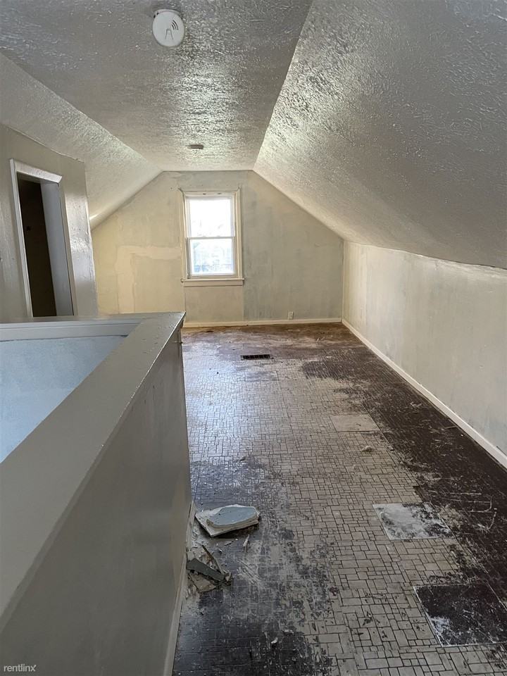 1370 Kingsley Ave - Photo 3 of 8