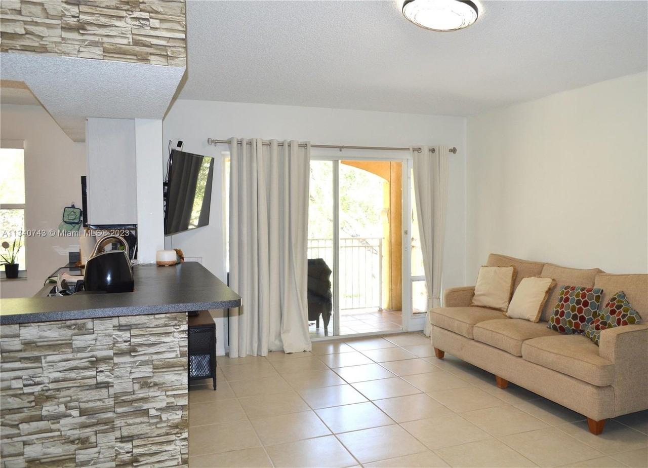 9620 Nw 2nd St #7-301 - Photo 2 of 8