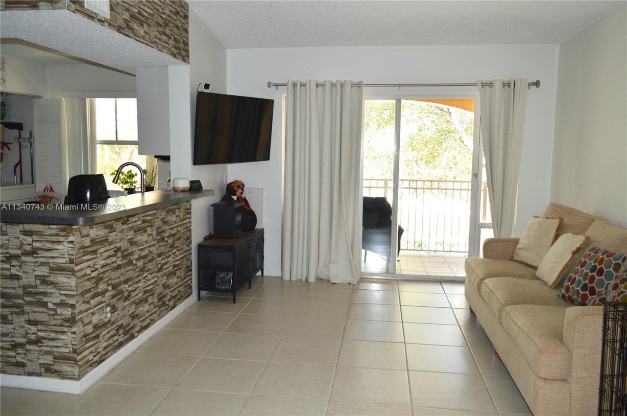 9620 Nw 2nd St #7-301 - Photo 3 of 8