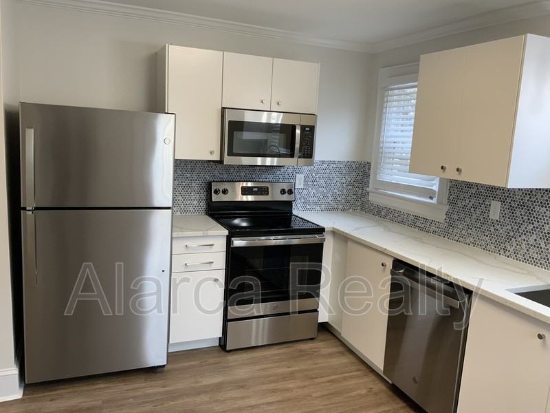 3242 Rogers St - Photo 2 of 15