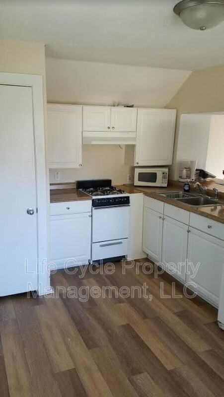 1 404B Lafayette St - Photo 2 of 9