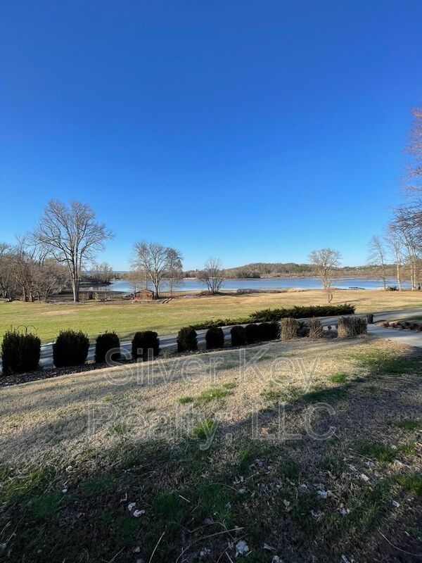 402 Jim Hale Ln - Photo 2 of 10