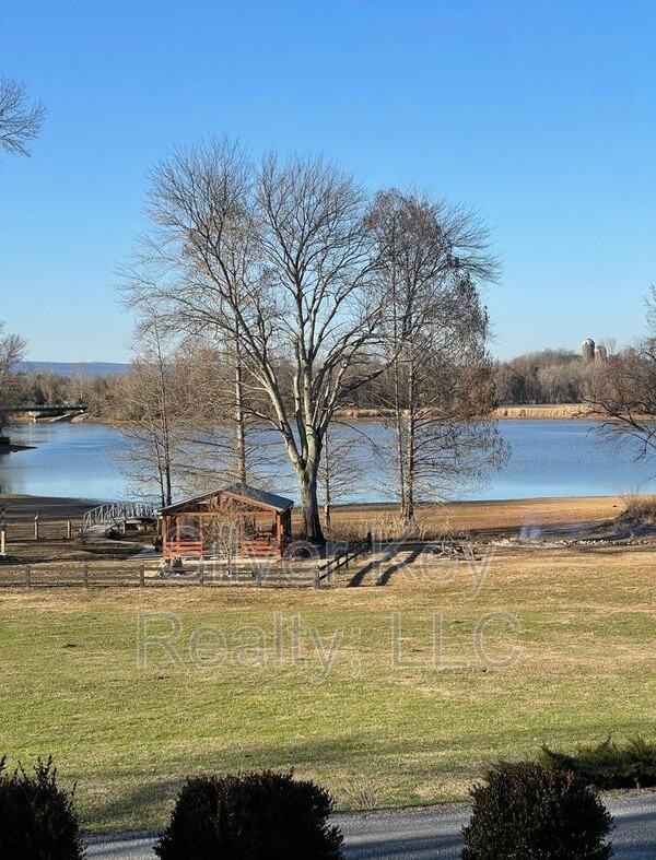 402 Jim Hale Ln - Photo 3 of 10
