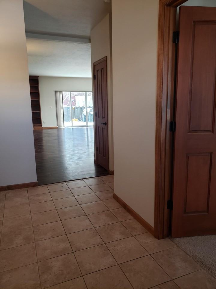 301 S Hanley Ave #1 - Photo 2 of 24