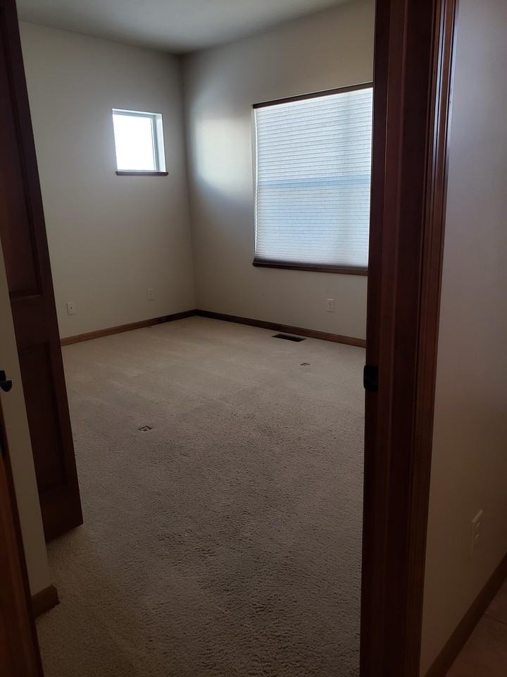301 S Hanley Ave #1 - Photo 3 of 24