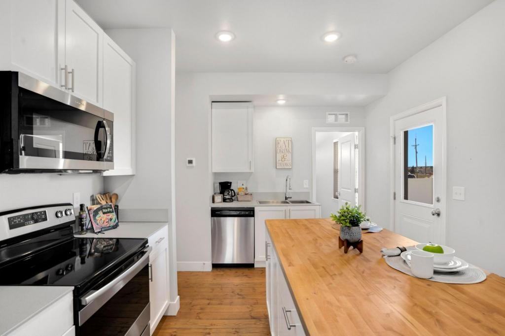 4070 Sveta Ln - Photo 5 of 22