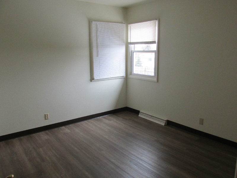 4213 Clark Ave - Photo 7 of 17