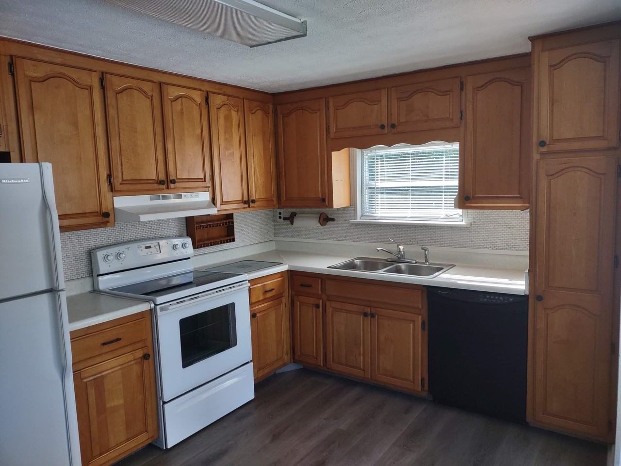4821 Palm River Rd - Photo 7 of 22