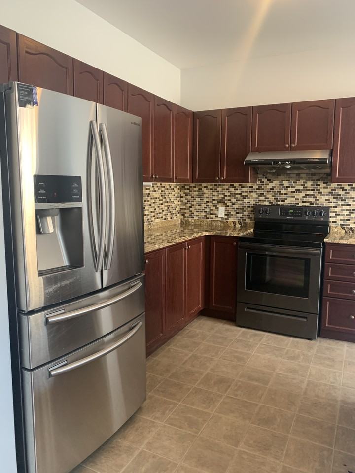 500 Conservatory Dr - Photo 2 of 13