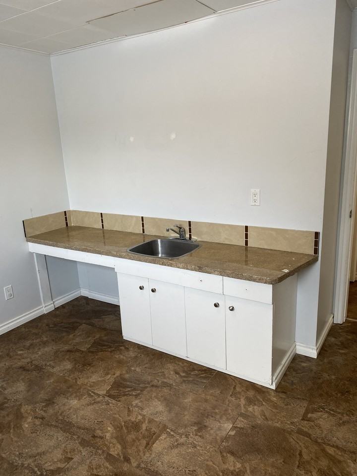 2 Bedroom 1 Bathroom in Lauderdale - Photo 3 of 33