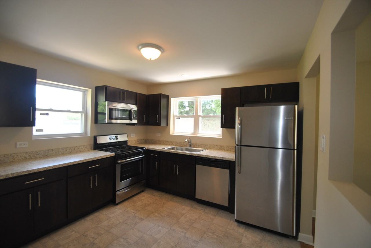 6825 S 78th Ave - Photo 3 of 8