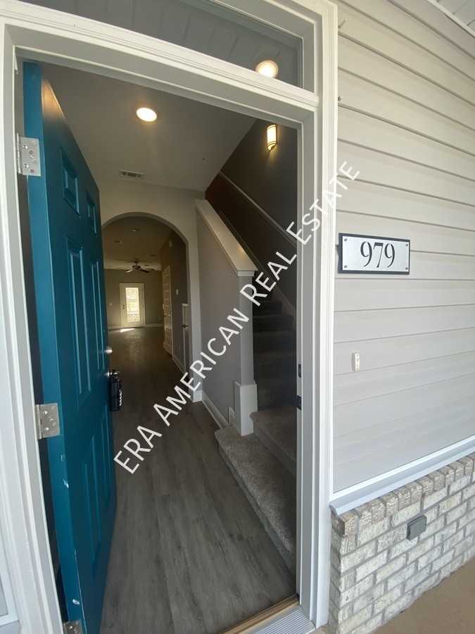 979 Skylark Rd - Photo 2 of 32