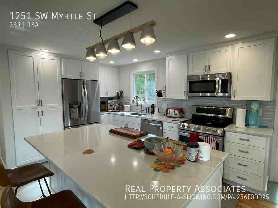 1251 Sw Myrtle St - Photo 3 of 21