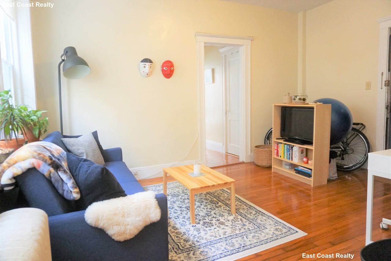63 Woodstock Ave #4 - Photo 3 of 8