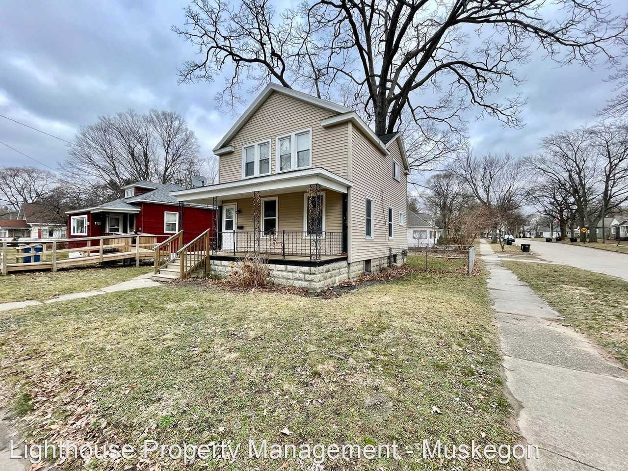 1734 Division St - Photo 2 of 14