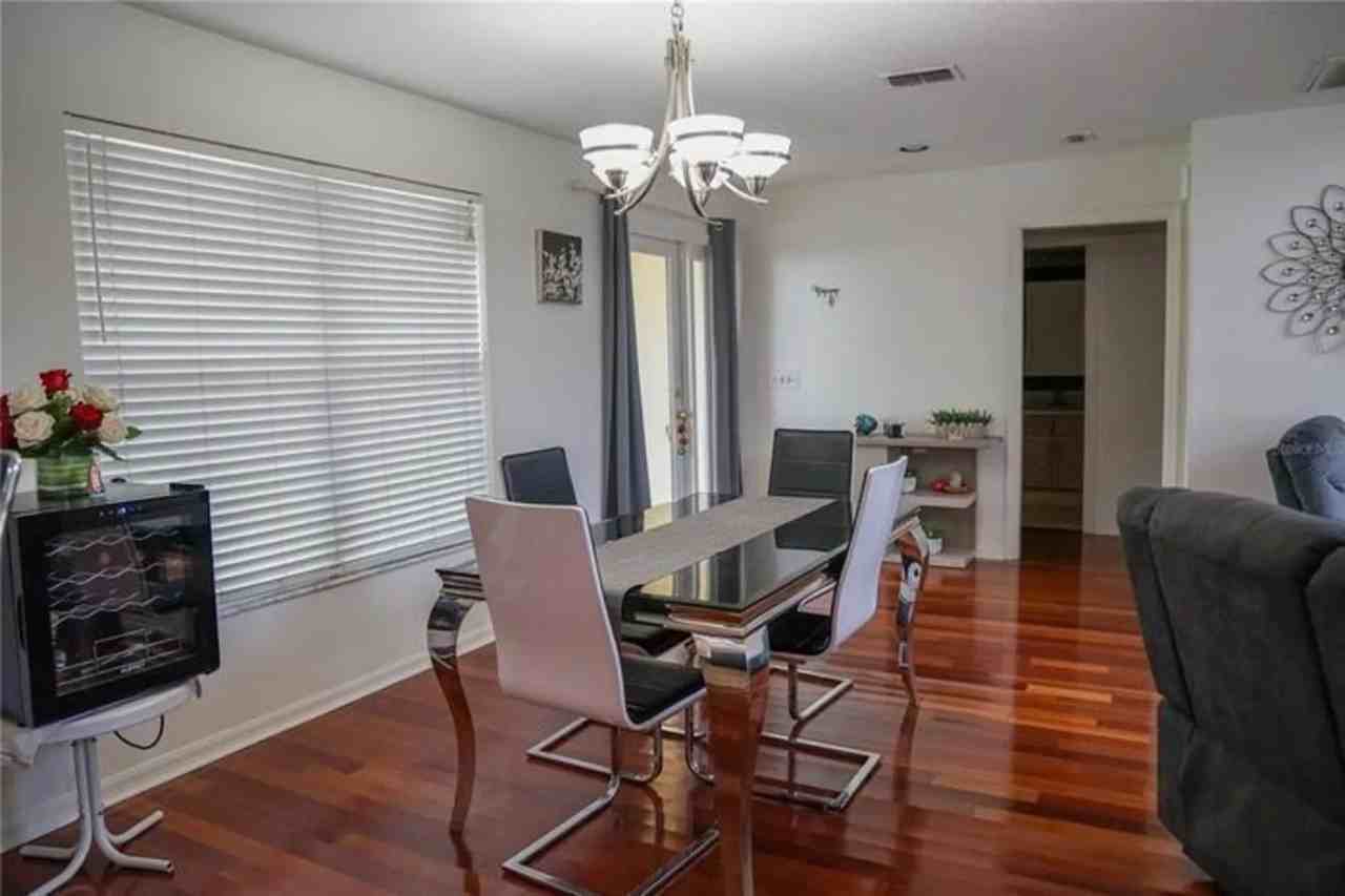 2437 Glenview Dr - Photo 3 of 10