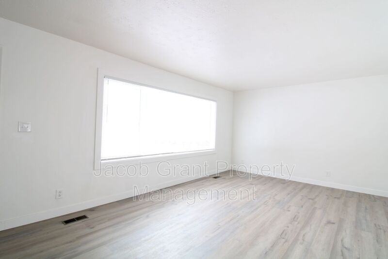 1703 Raymond Dr - Photo 3 of 17