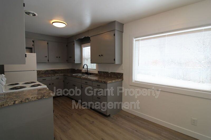 1703 Raymond Dr - Photo 4 of 17
