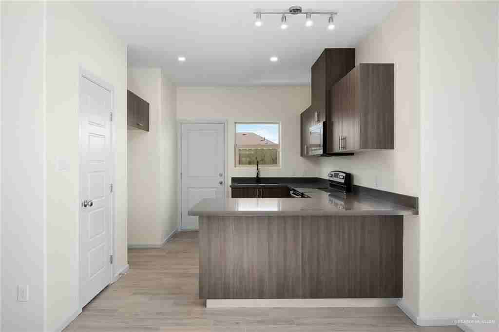 1001 W La Pointe Ave - Photo 2 of 9