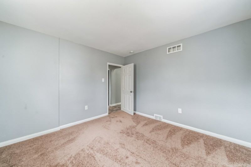 323 Yale Sq - Photo 2 of 32