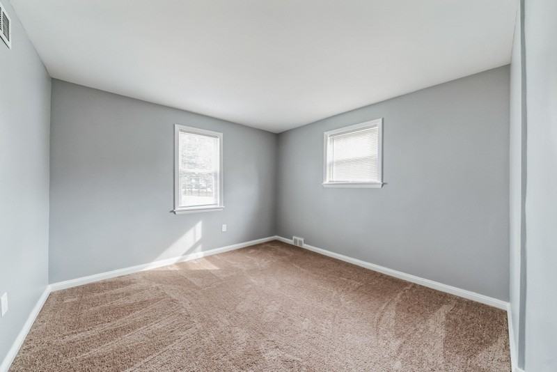 323 Yale Sq - Photo 3 of 32