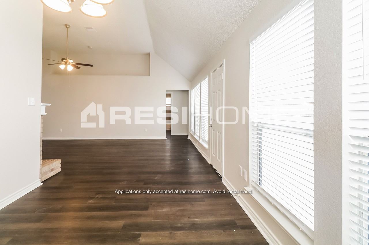 301 Pebblebrook Ln - Photo 3 of 18