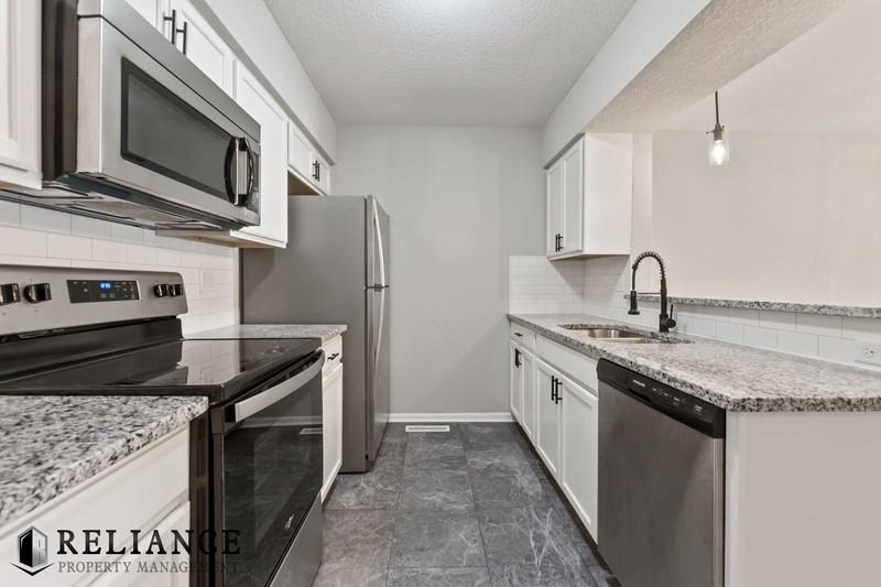 8712 Lakeland Circle - Photo 6 of 23