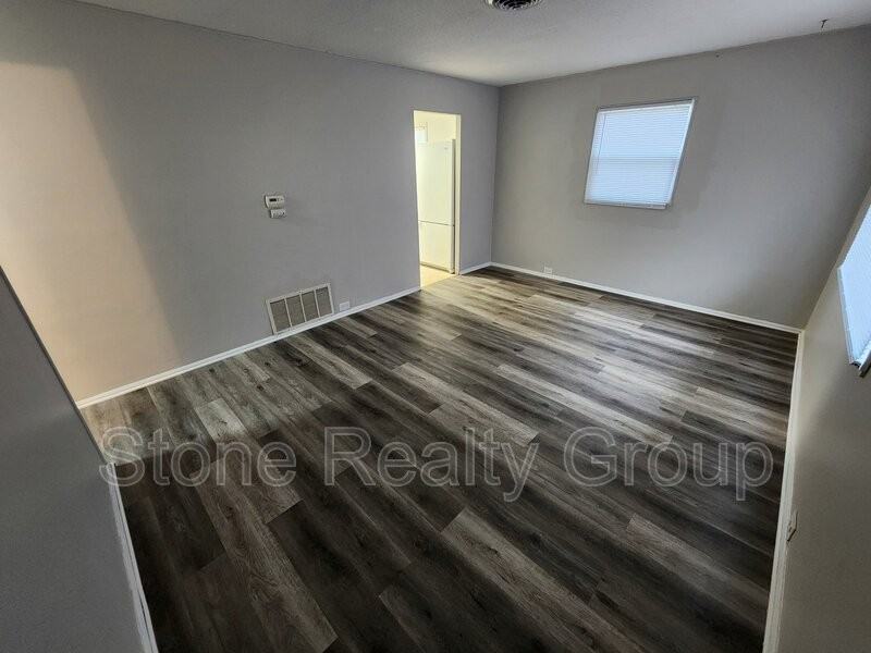 2512 Fenwood Ave - Photo 2 of 10