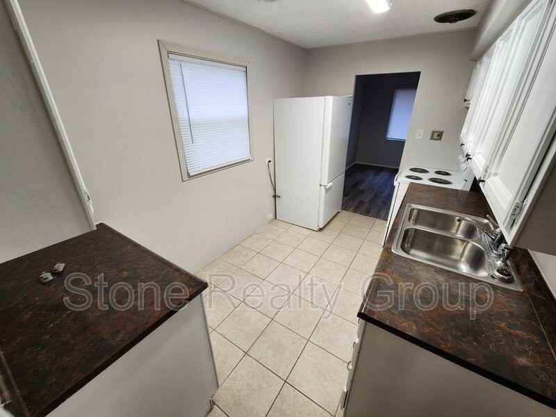 2512 Fenwood Ave - Photo 3 of 10