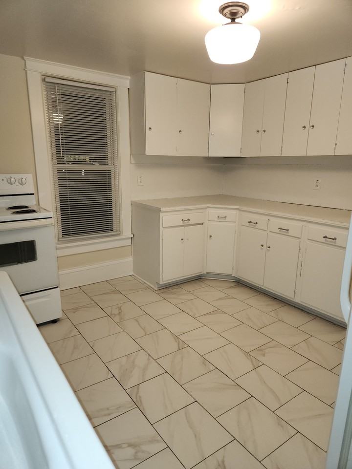 715 4th St Nw #2 - Photo 4 of 17