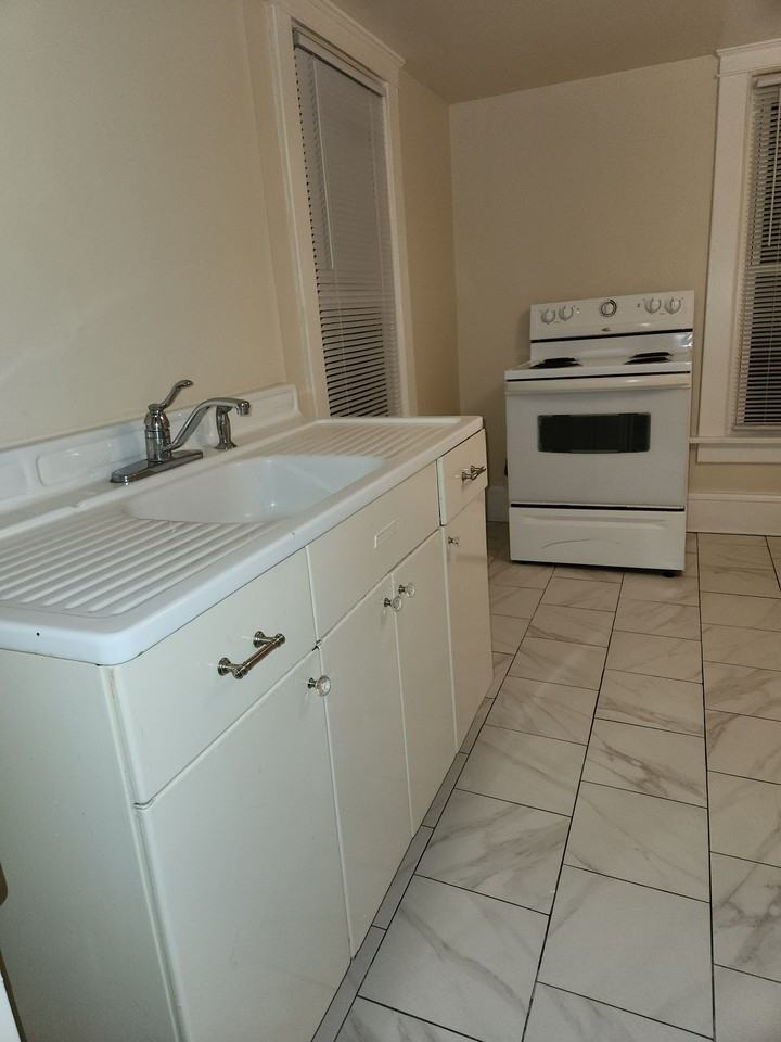 715 4th St Nw #2 - Photo 5 of 17