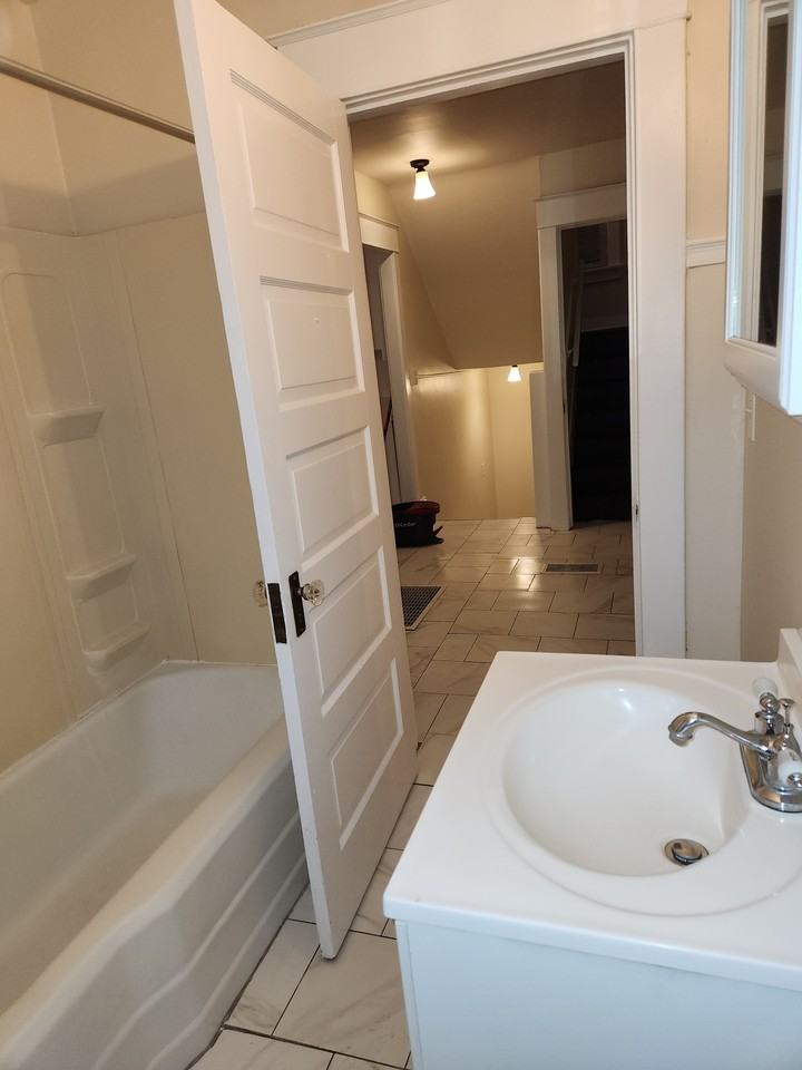 715 4th St Nw #2 - Photo 6 of 17