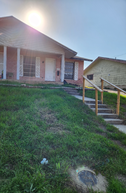 2707 Wilson - Photo 2 of 8