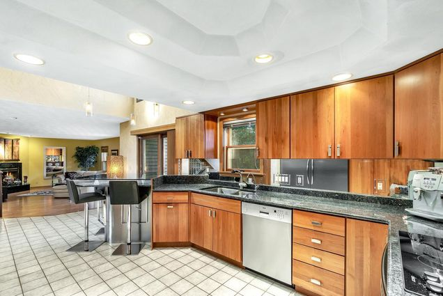 1008 Thornecrest Dr - Photo 2 of 6